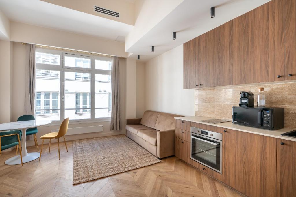 Chic Duplex for 4 in Vibrant Bastille