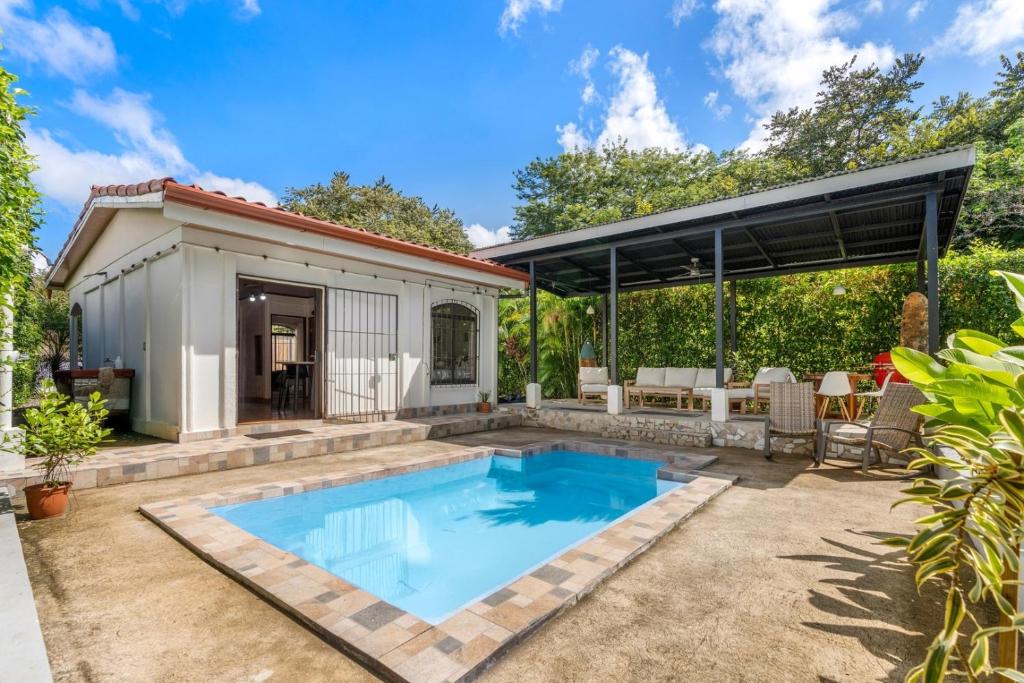 Πισίνα στο ή κοντά στο Tropical Oasis with Casita — Minutes to Tamarindo