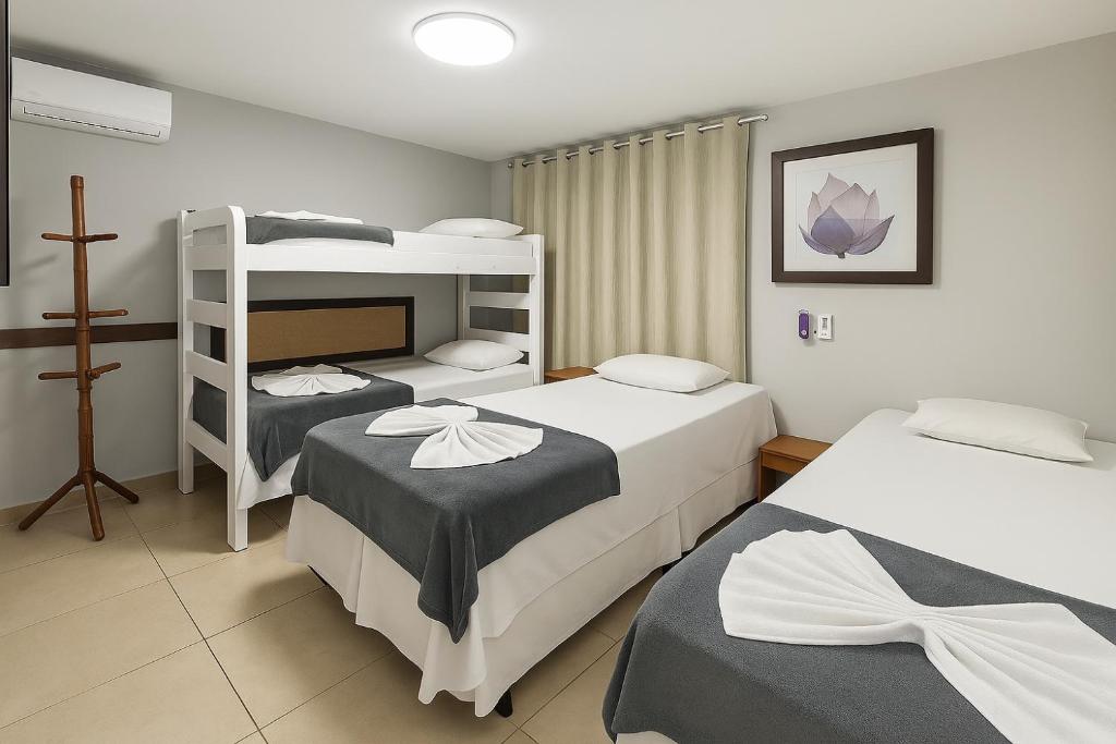 un dormitorio con dos camas y una litera en Solar de Pipa Elegance Duplex Flat, en Pipa