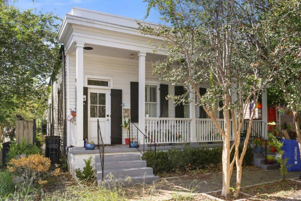 Casa blanca con porche y escaleras en Perfectly Located 1 Bedroom I Uptown - Magazine St, en Nueva Orleans