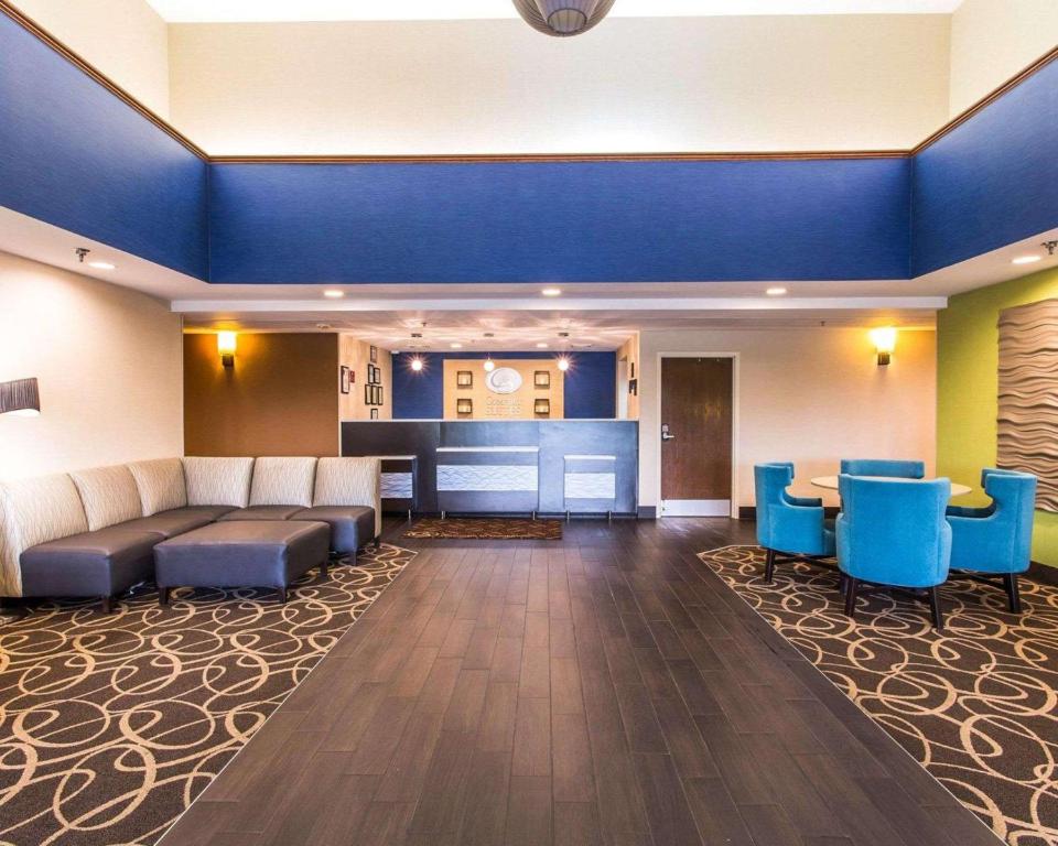 eine Lobby mit Sofas und blauen Stühlen und einer Bar in der Unterkunft Comfort Suites Cookeville in Cookeville