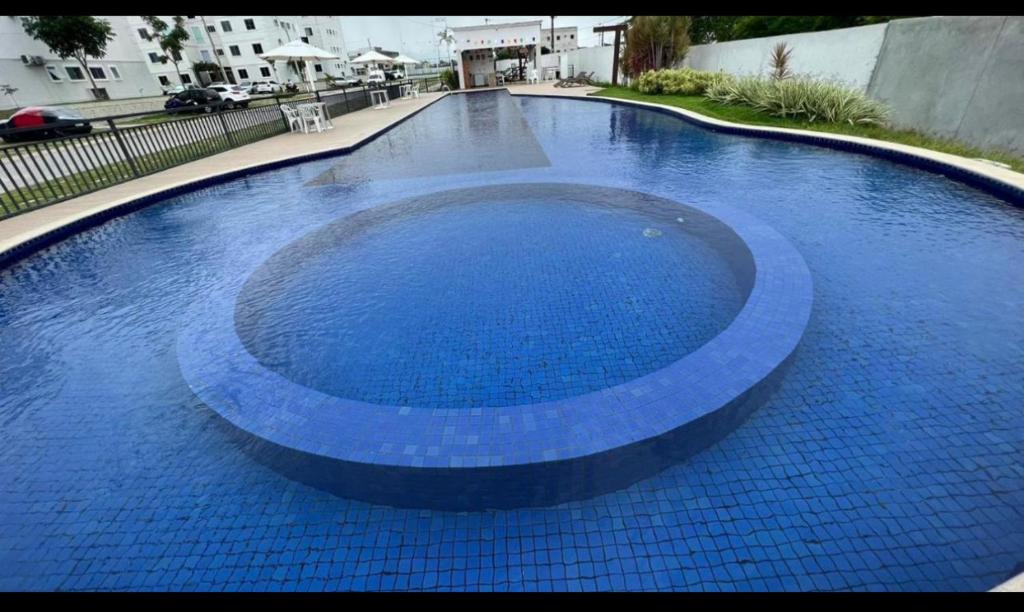 una grande piscina blu con un blu di Studio Capital do Forró a Caruaru
