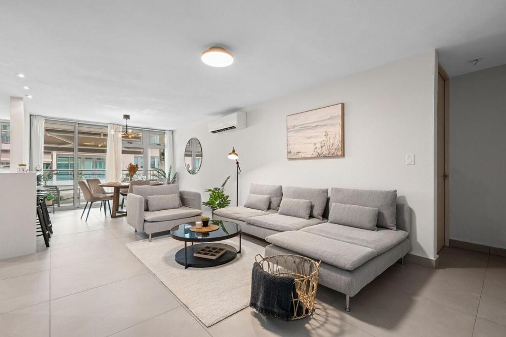 Χώρος καθιστικού στο BrandNew Isla Verde Condo Near Beach, Airport-Pool - Solemare II