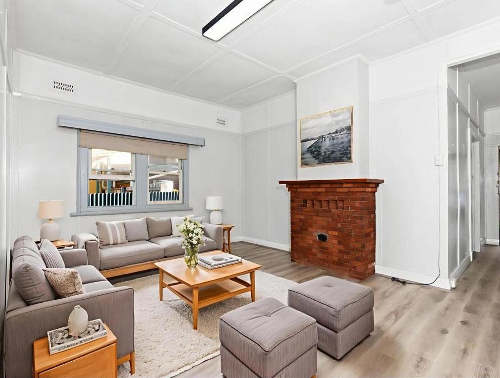 ein Wohnzimmer mit Couch und Kamin in der Unterkunft Central Burwood Shared Stay in Sydney