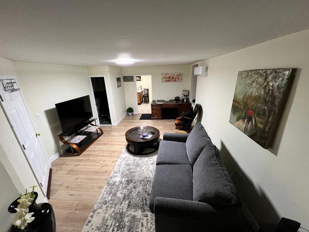 una sala de estar con un sofá y una mesa en Your Comfortable Home Away From Home, en North Bergen