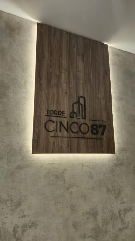 a sign on a wall in a room at Monoambiente en sopocachi in La Paz