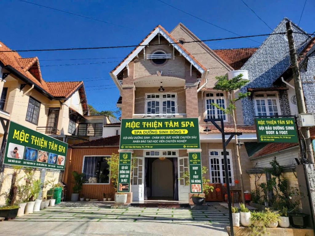 Mộc Thiện Tâm Homestay في دالات: منزل به لافتات أمامه