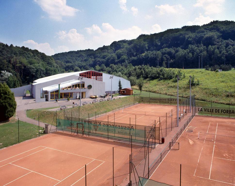 Tenis a/nebo squash v ubytování Mercure Hotel Forbach Centre de Loisirs nebo okolí