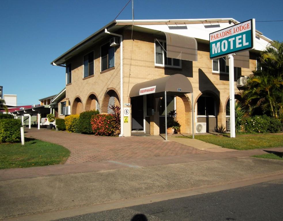 a building with a motel sign in front of it at Paradise Motel in Mackay