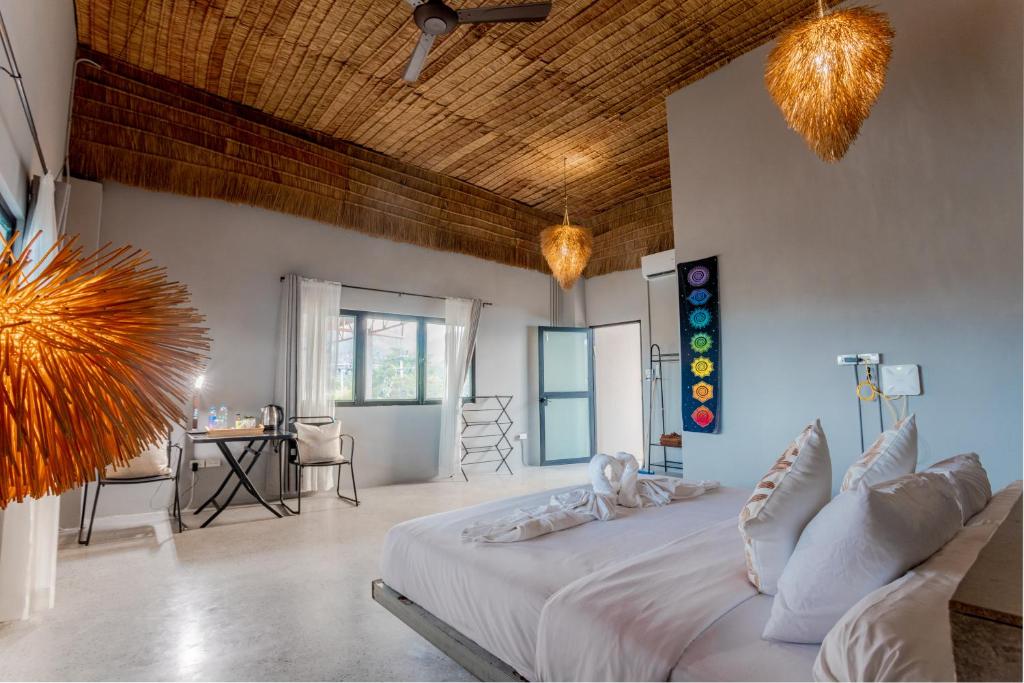 Postel nebo postele na pokoji v ubytování Rocka Villa Maenam