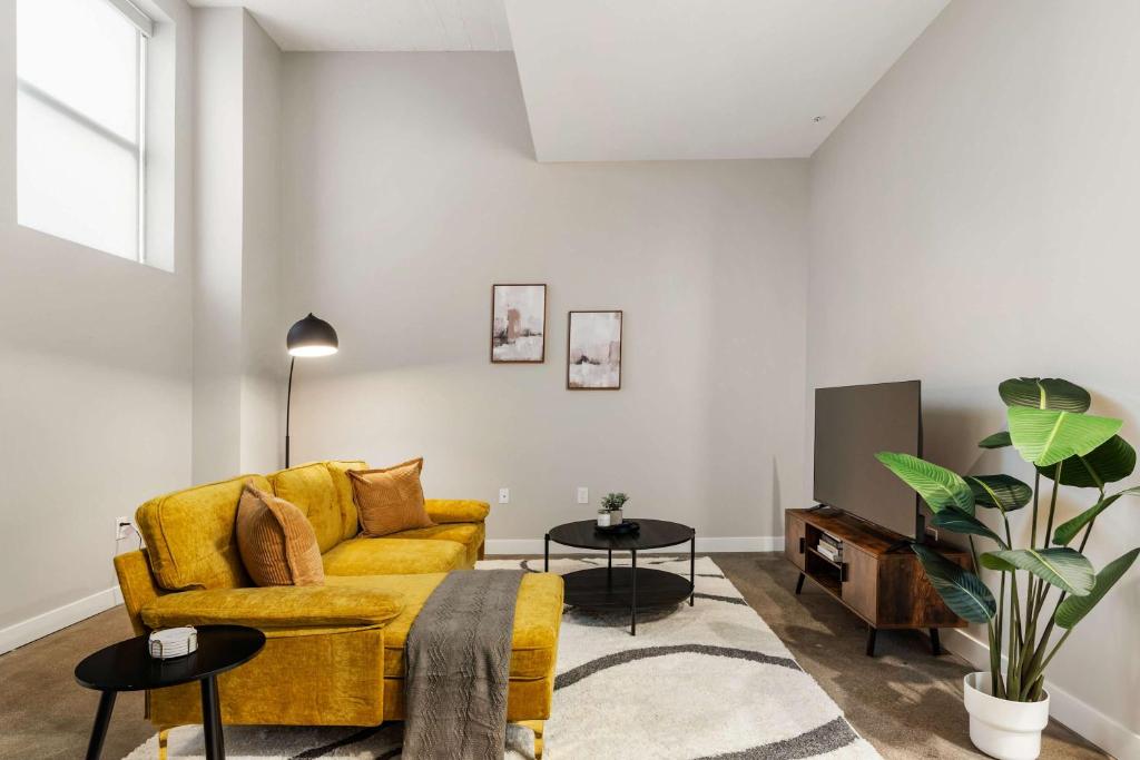โทรทัศน์และ/หรือระบบความบันเทิงของ CozySuites Modern 1BR OTR District #04