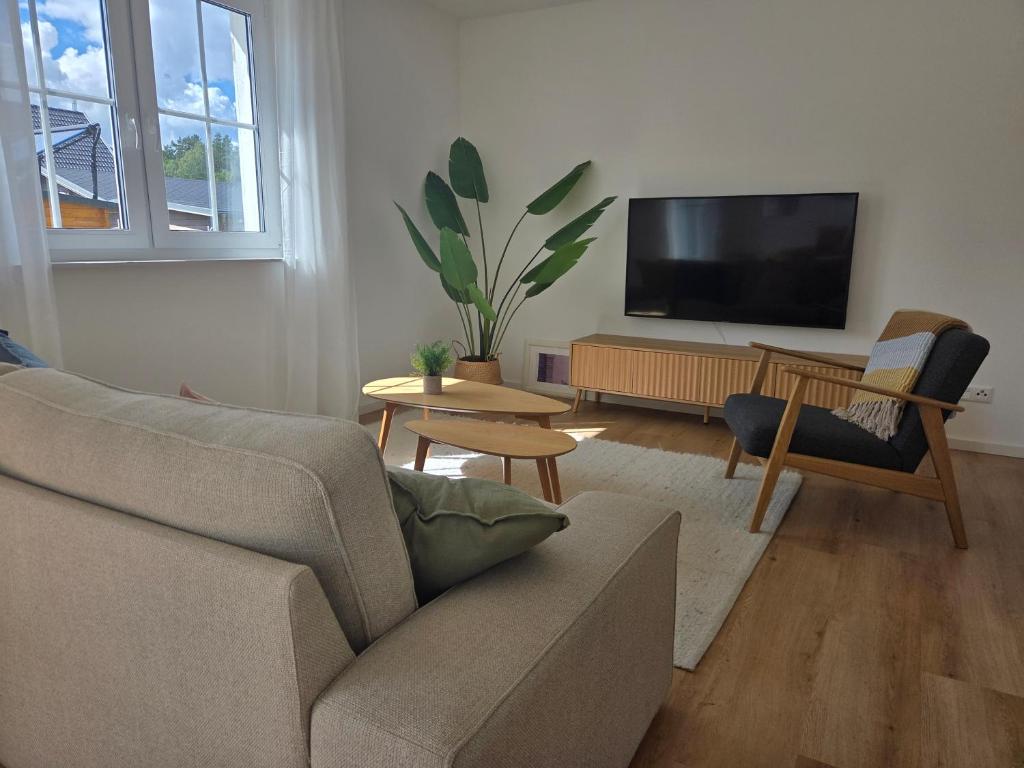 Televisyen dan/atau pusat hiburan di Ferienhaus am See mit Sauna