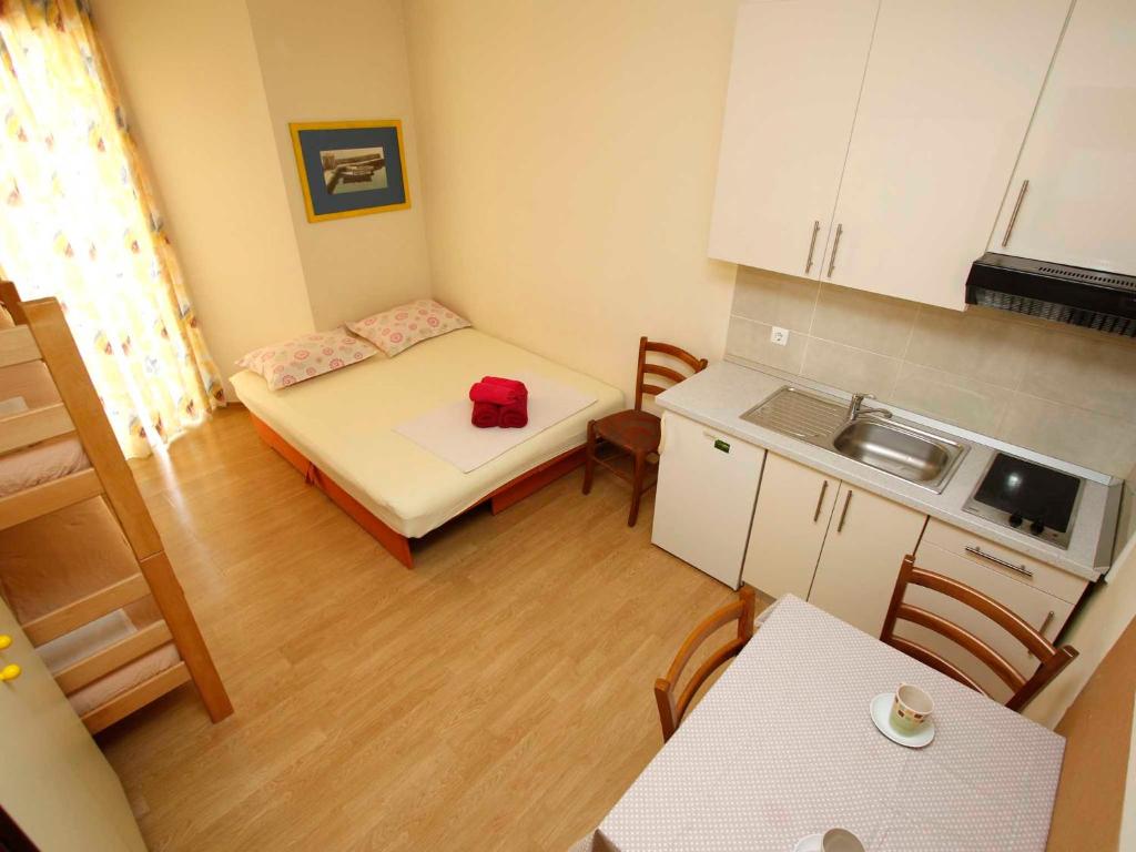 Kuchyň nebo kuchyňský kout v ubytování Apartments Lidus