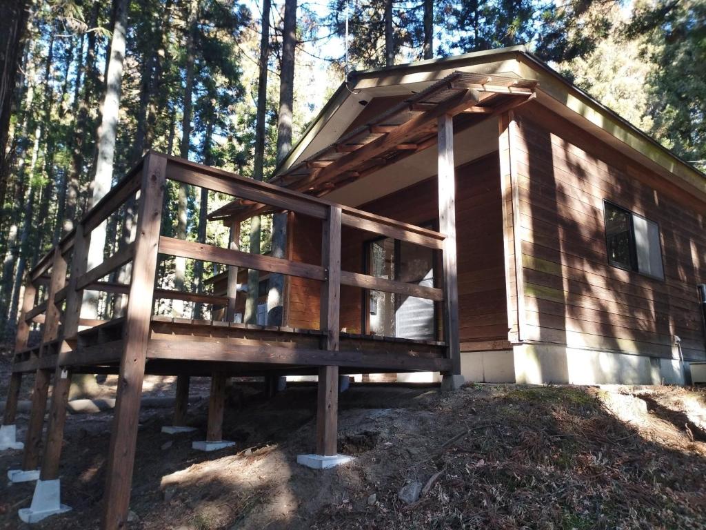 Bygningen som campingpladsen ligger i