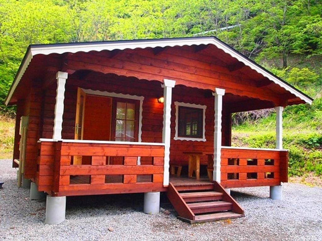 ShirasuForesters Village Kobitto Southern Alps Camp Field - Vacation STAY 78098v的小屋设有门廊和楼梯