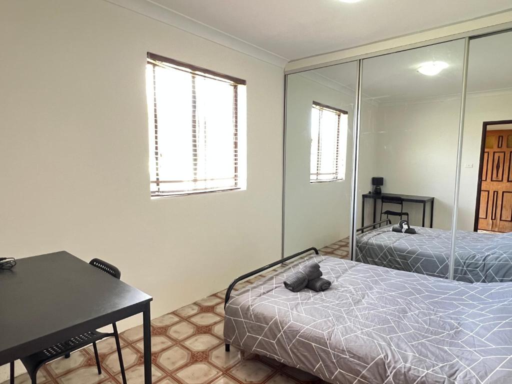 Gallery image of Spacious Queen Room in Lurnea - L3 