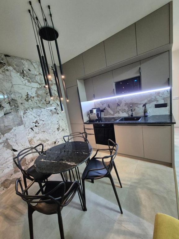 Kuchyň nebo kuchyňský kout v ubytování Alfa Apartment Free Parking Air Condition