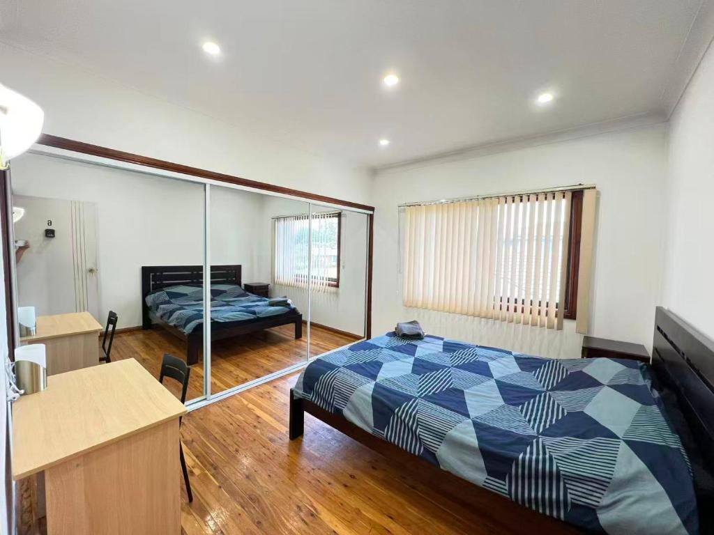 Giường trong phòng chung tại Spacious Queen Room in Two Story House - L6