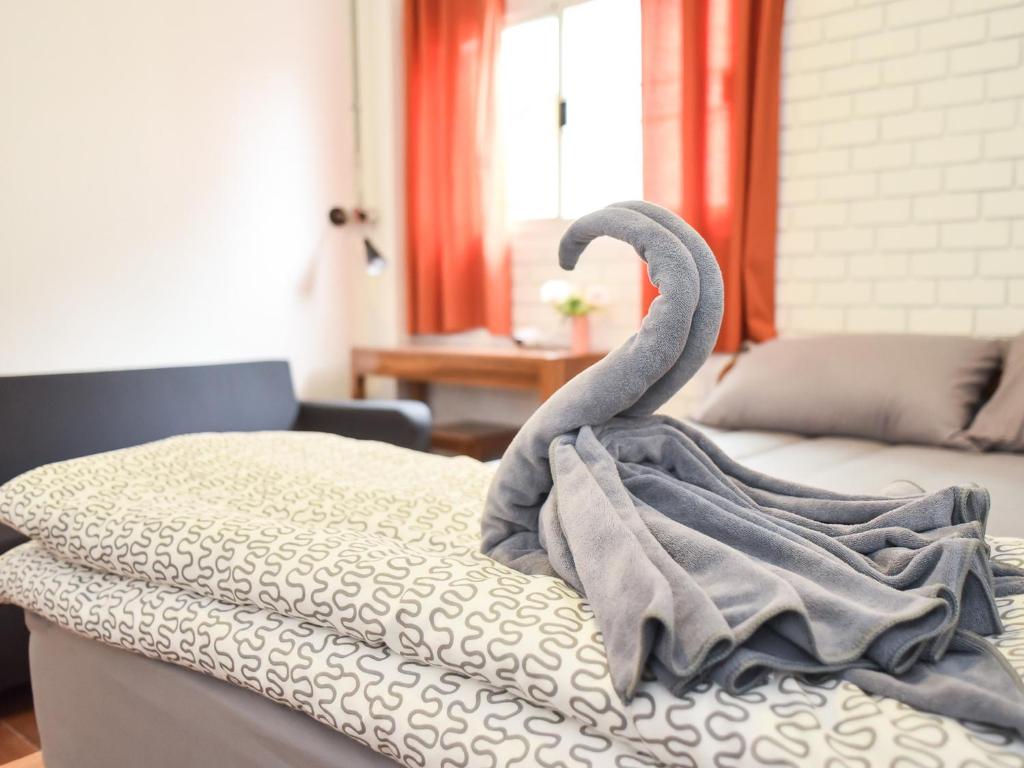 Uma cama ou camas num quarto em The Garage