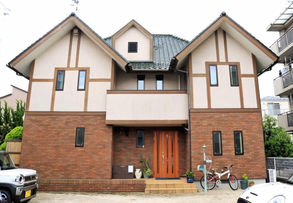 a house with a brown and white at Urayasu Guesthouse 浦安ゲストハウス in Urayasu