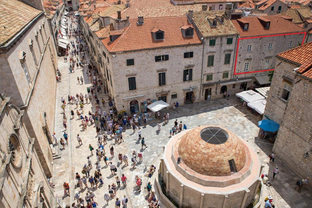 an overhead view of a crowd of people in a city at Rooms Klarisa Palace in Dubrovnik