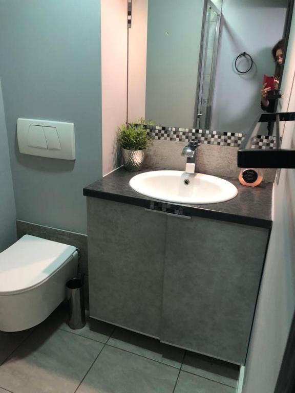 Apartamenty ZACISZE - غرفة ثلاثية مع حمام خاص