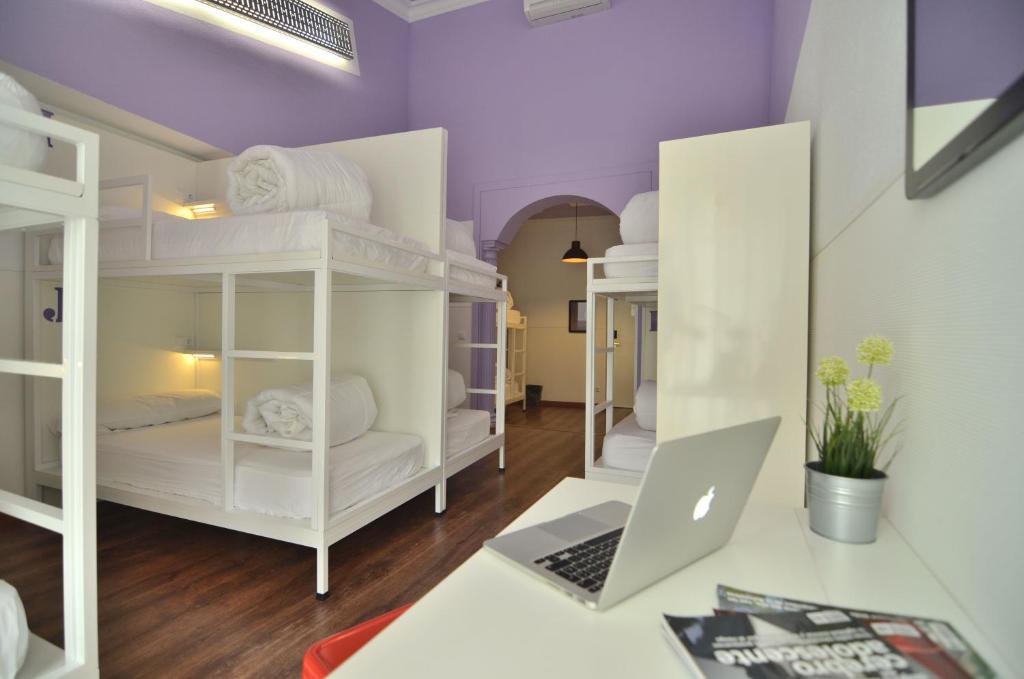 Cama o camas de una habitación en Far Home Atocha