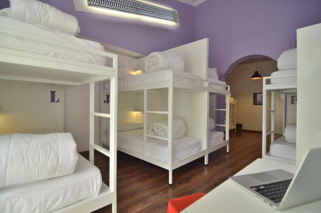 2 literas en una habitación con ordenador portátil en Far Home Atocha, en Madrid