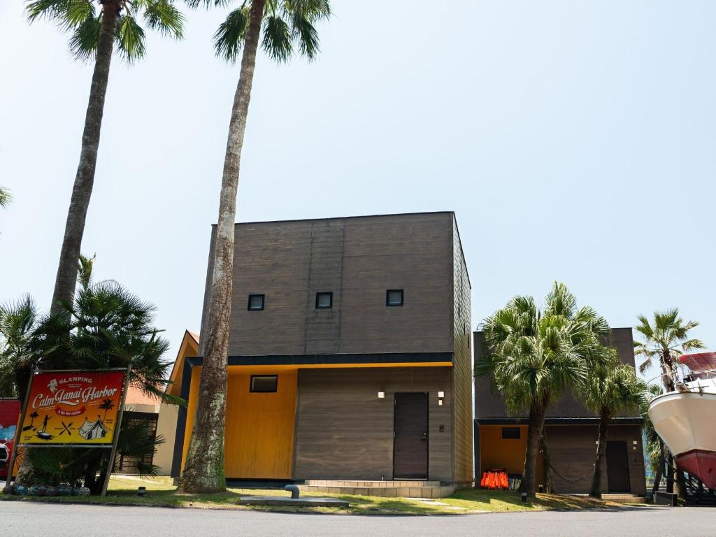 une maison avec des palmiers devant dans l'établissement Kaamlanai Harbor - Vacation STAY 48855v, à Nichinan
