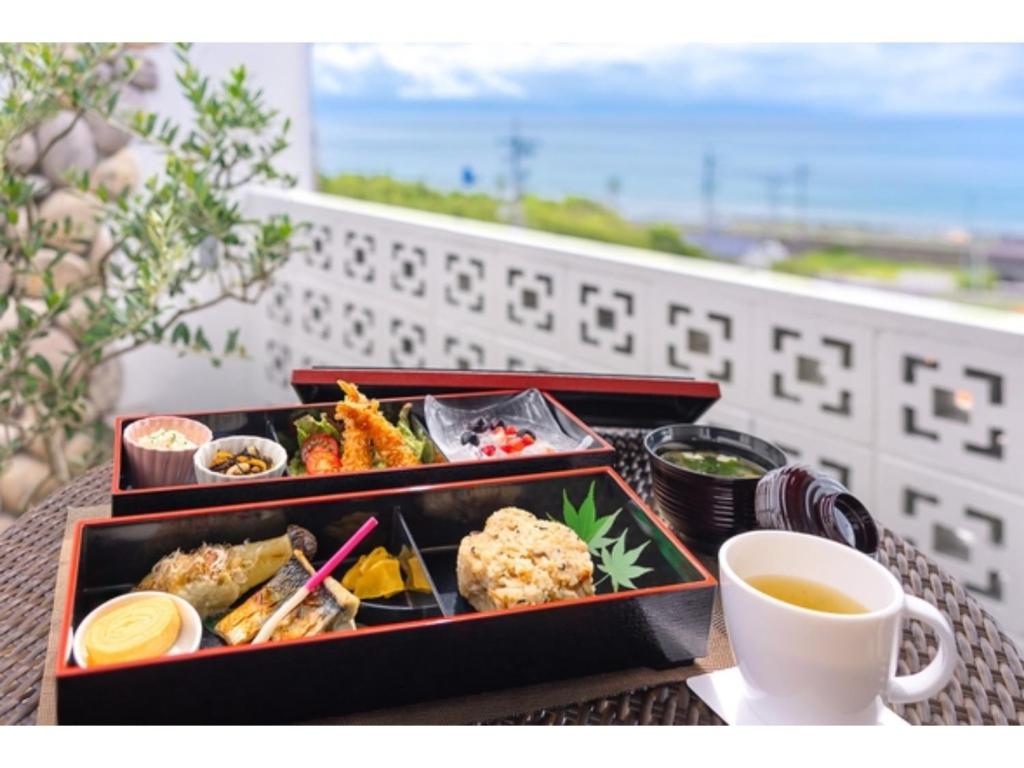 un tavolo con due vassoi di cibo e una tazza di caffè di HOTEL Noir Blanc - Vacation STAY 97965v a Shizuoka