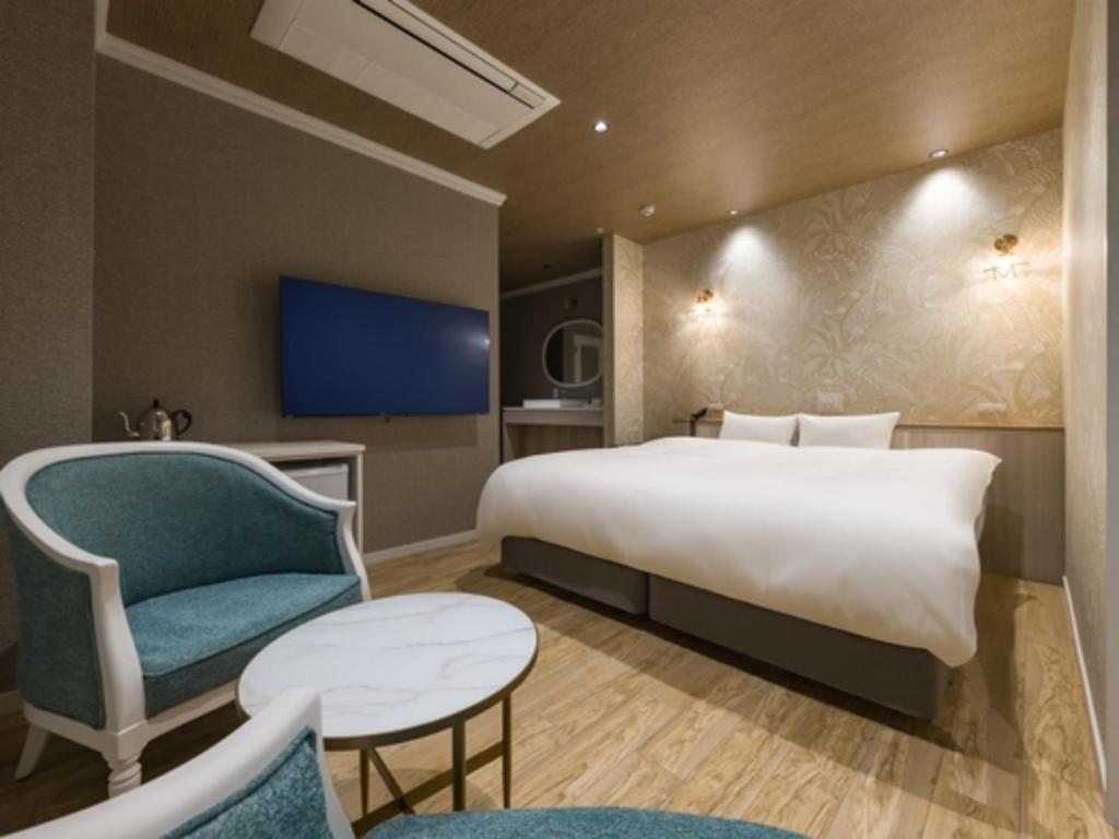 ein Hotelzimmer mit Bett und Fernseher in der Unterkunft HOTEL Noir Blanc - Vacation STAY 98937v in Shizuoka