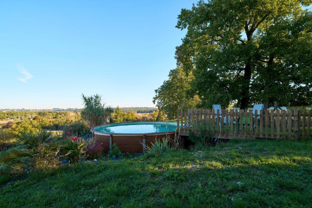 Taman di luar Le Gite Du Pech Chabrol