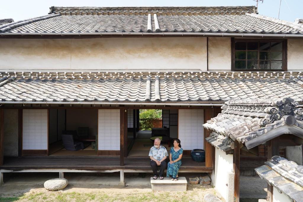 two women sitting on the porch of a house at Toyotakeyashiki - Vacation STAY 23445v in Towa