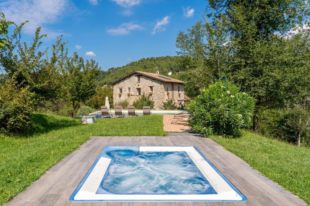 wanna na środku drogi przed domem w obiekcie CASALE SANTA CATERINA Jacuzzi and Pool w mieście Collazzone