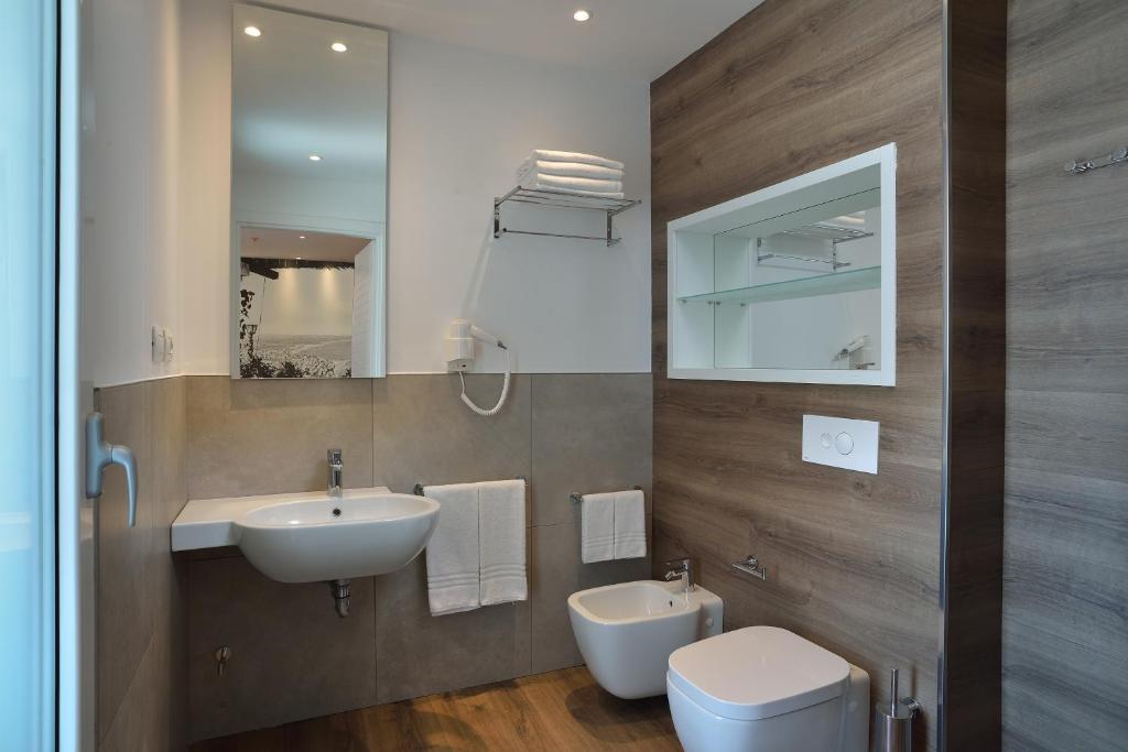 A bathroom at Embassy Hotel & Spa