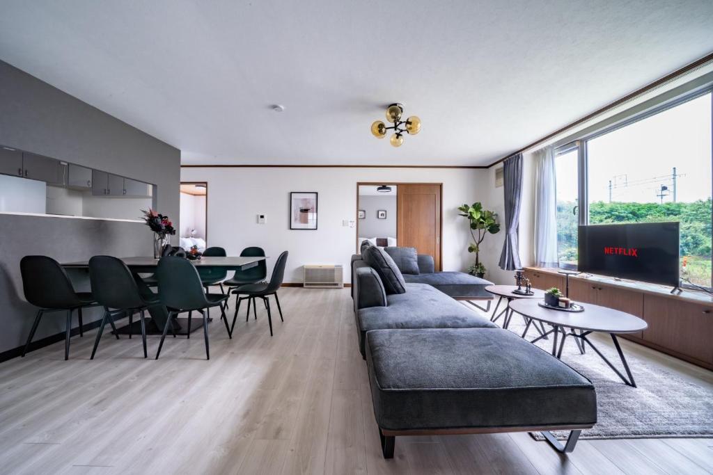 ein Wohnzimmer mit Sofa und Tisch in der Unterkunft Asahikawa - House - Vacation STAY 20194 in Shin-asahigawa
