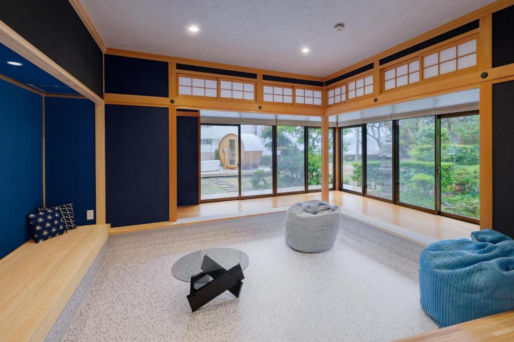 ein Wohnzimmer mit blauen Wänden und Fenstern in der Unterkunft Hirado - House - Vacation STAY 20271 in Tasuke