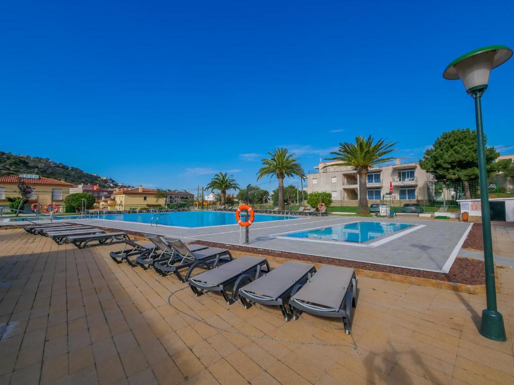 Bazén v ubytování Agi Rescator Apartments nebo v jeho okolí