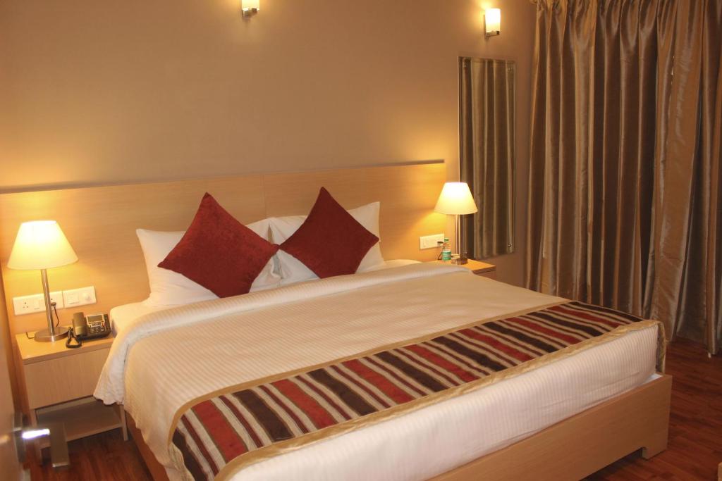 Postel nebo postele na pokoji v ubytování Starlit Suites Kochi