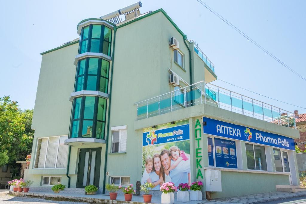 un edificio con un cartel en el costado en DebiMar en Chernomorets