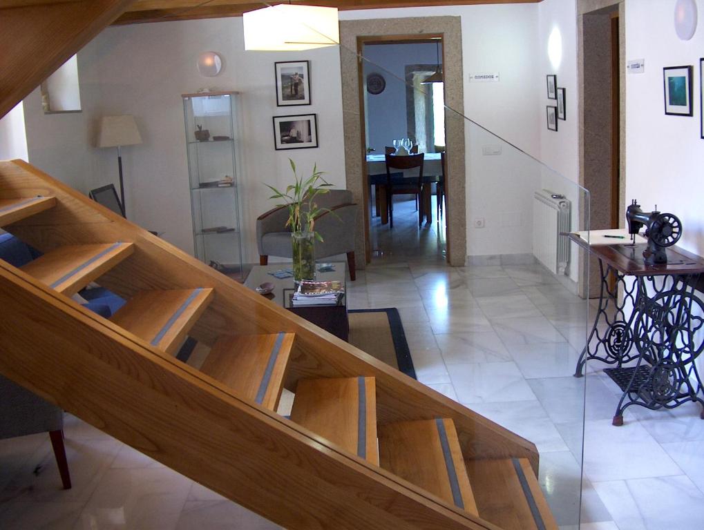 sala de estar con escaleras y comedor en Casa do Fieiro, en Miñortos