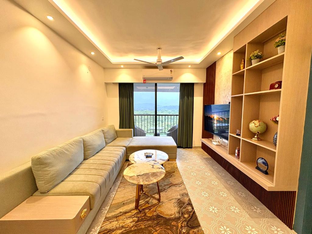 Posezení v ubytování Family Retreat 2BHK Apartment, River View, Pool, Amenities - Walk to Candolim Beach
