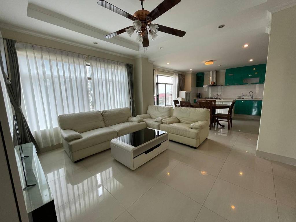 Ruang duduk di Royal PSL Apartment