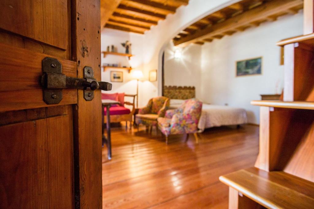 eine offene Tür zu einem Wohnzimmer mit einem Schlafzimmer in der Unterkunft Apartment La Casina in Florenz
