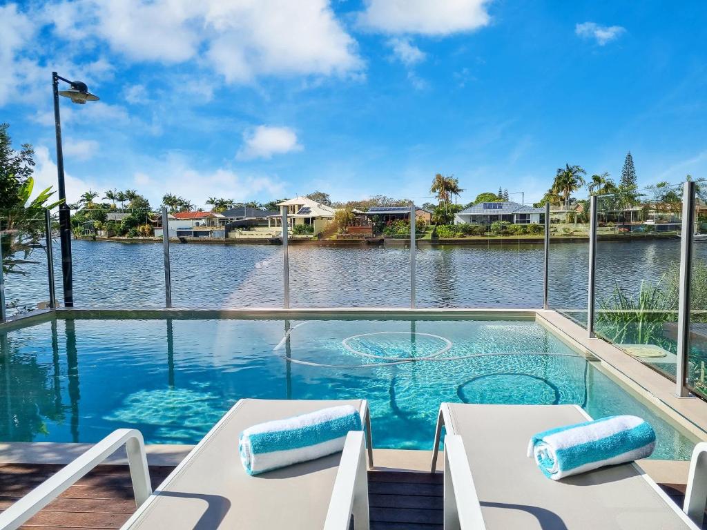 カワナ・ウォーターズにあるLuxurious Waterfront Paradise Stunning Viewsの水辺の景色が見えるプール