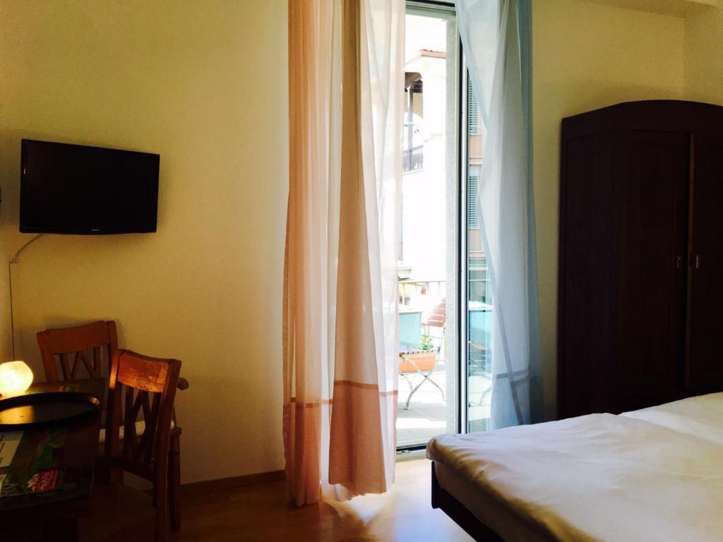 
Single Room with Shared Bathroom
