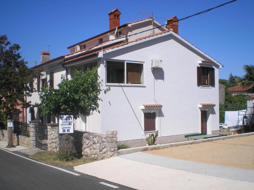 uma casa branca ao lado de uma rua em Rooms Ester em Cres