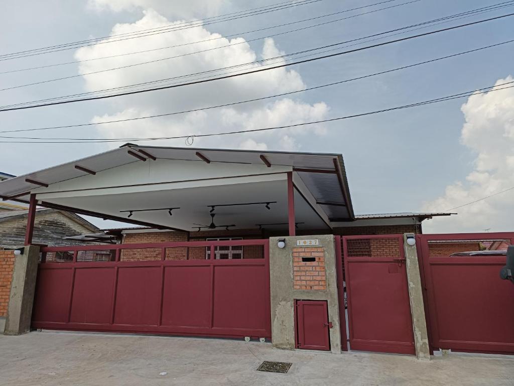 eine Garage mit Markise über zwei roten Türen in der Unterkunft Single-Storey Bungalow 1 to 14pax Industrial Style in Pelabuhan Kelang