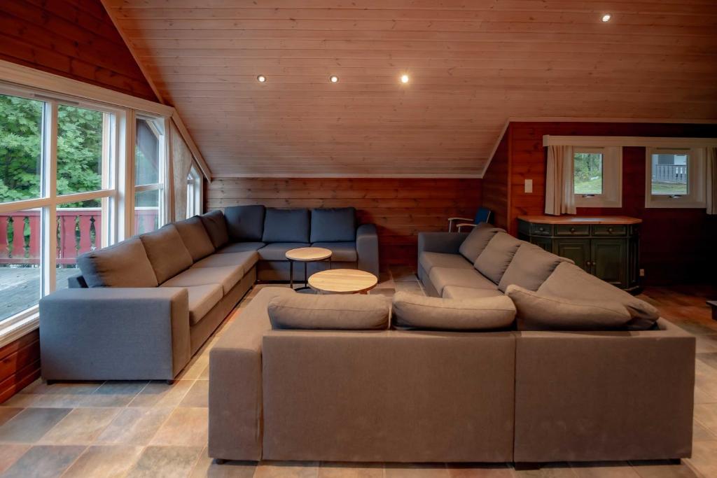 una sala de estar con un sofá y una mesa en Bakkebyvegen 7B, en Trysil