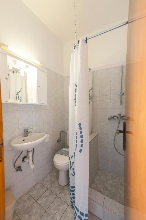 A bathroom at Stavros Pension